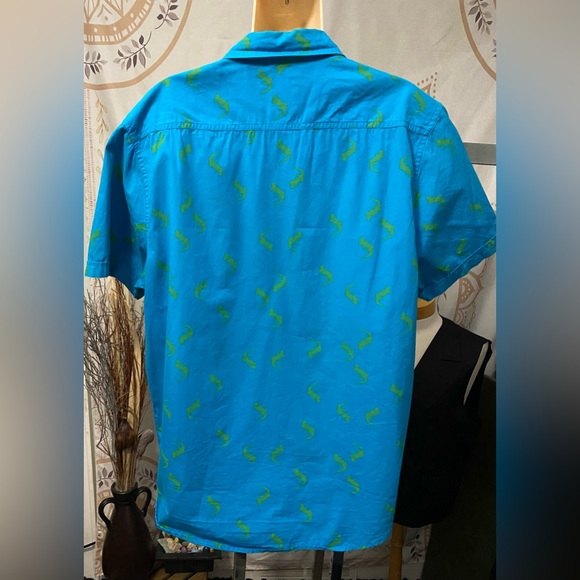 EUC Plugg Men’s Large Button Down Bright Blue Short Sleeve Shirt w/ Gecko Print - Picture 5 of 9